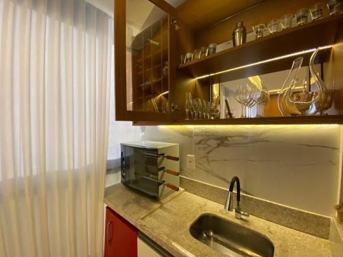 维拉维尔哈Itaparica LUXO & DESIGN 24 HORAS的厨房配有水槽和台面