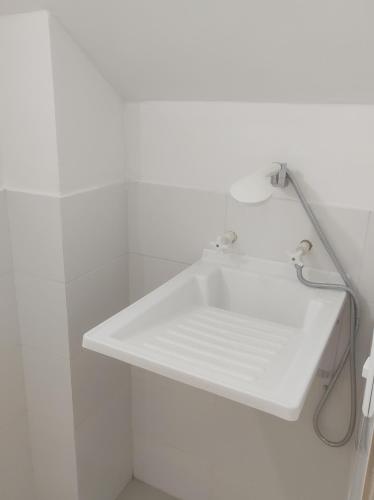 科韦尼亚斯Loft 39的白色的墙壁上设有白色的浴室水槽
