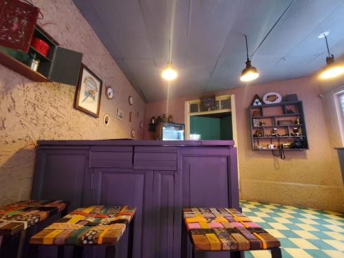 圣安娜Hotel Brunette的一间厨房,里面配有紫色橱柜和两个长凳