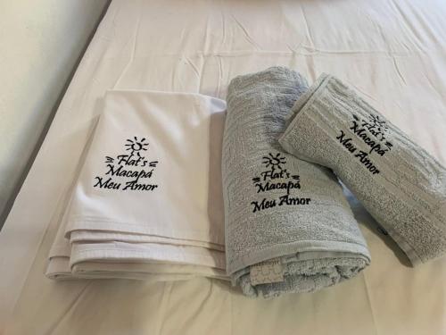 路易斯科雷亚FLATS MACAPÁ MEU AMOR 7的几条毛巾坐在床上