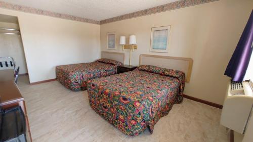 诺加利斯Time Motel的酒店客房配有两张床和一张书桌