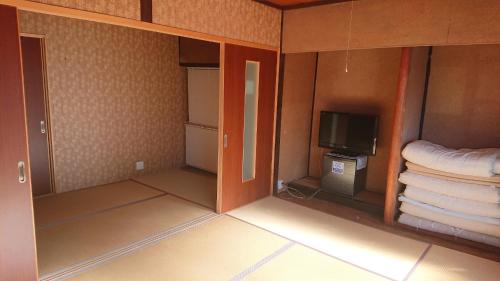 田边市熊野宾馆的配有电视、床和毛巾的客房