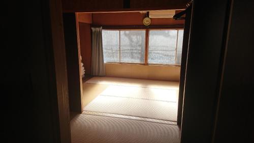 田边市熊野宾馆的通往带窗户的房间的敞开门