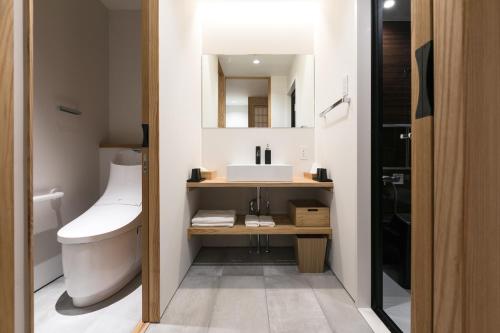 京都Design Hotel Kyoto Fuyacho的浴室配有白色卫生间和盥洗盆。