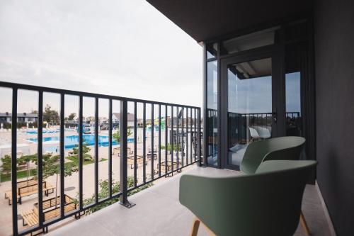 Velyka Omelyana索菲亚酒店的享有泳池美景的阳台