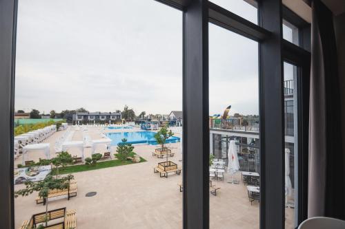 Velyka Omelyana索菲亚酒店的从窗户可欣赏到游泳池的景色