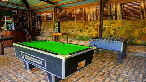 卡巴莱Bunyonyi Overland Resort的游戏室设有台球桌和台球桌