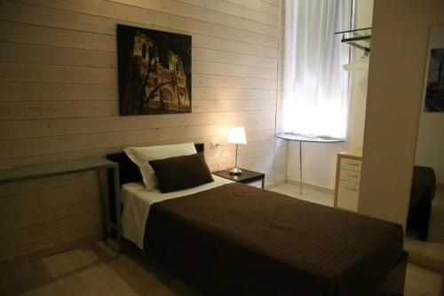 福贾White albergo diffuso Ristorante & SPA的一间卧室设有一张大床和一个窗户。