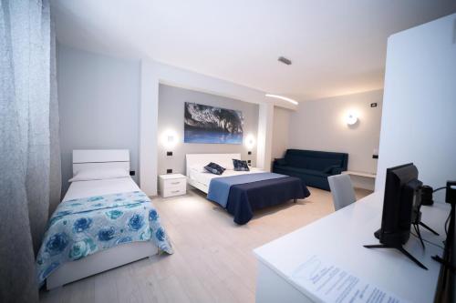 普拉亚·阿马勒IsolaDino b&b sweet home的一间卧室配有一张床、一张沙发和一台电视