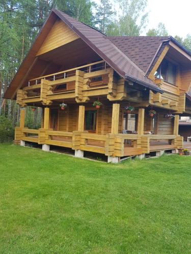 拉脱维亚Guļbūve ar saunu, kamīnu的大型木房子,设有 ⁇ 盖屋顶