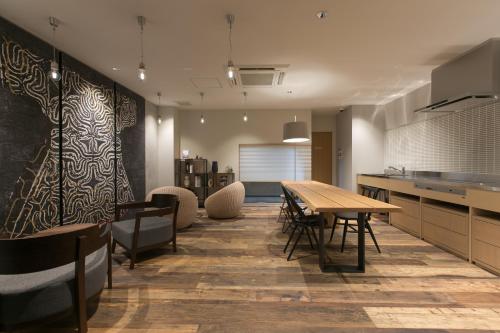 Design Hotel Kyoto Fuyacho的厨房或小厨房