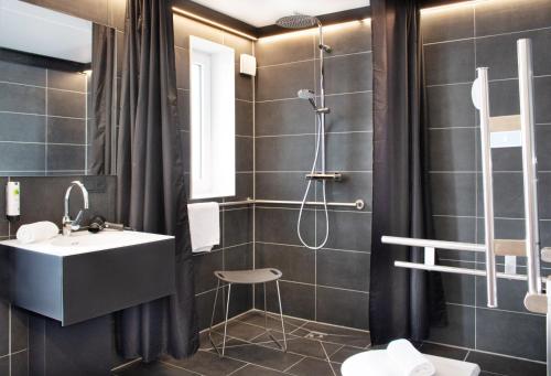 托尔高TO Hotel by WMM Hotels的一间带水槽和淋浴的浴室