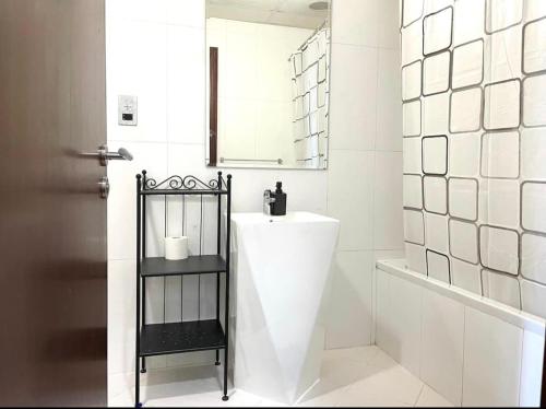 阿布扎比Upgraded 2 bedrooms to 3 bedrooms Private Residential Apartment In C4 Tower in Hydra Avenue Towers in Al Reem Island - 1307的白色的浴室设有水槽和镜子