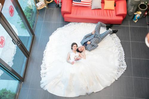 南竿天后会馆的婚礼礼服上的新娘和新郎在地板上