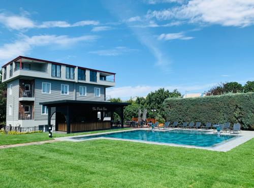 图兹拉伊斯坦布尔公园酒店的一座大建筑,在院子里设有游泳池