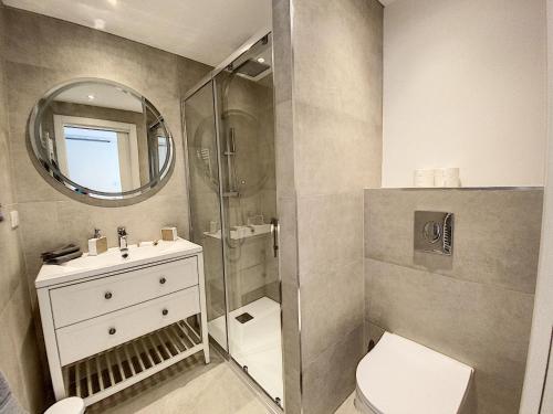 昂蒂布Superbe appartement au cœur du Cap d'Antibes的带淋浴、卫生间和盥洗盆的浴室