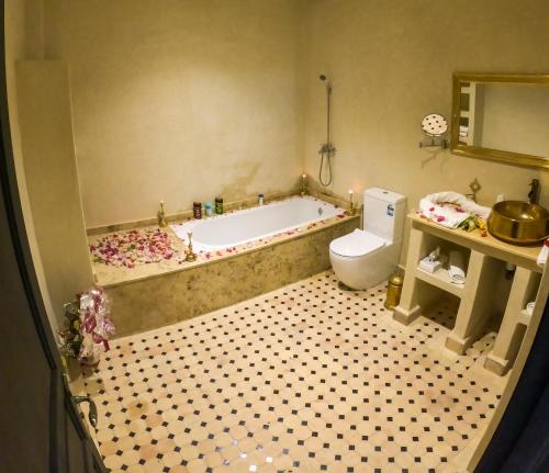 瓦尔扎扎特kasbah yu palace的带浴缸和卫生间的玩具浴室