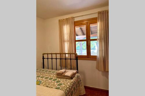 SampilCasa rural: Villa Marías的一间卧室设有一张床和一个窗口