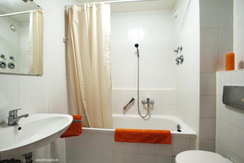 莱比锡Apartment an der Uni mit Tiefgarage und Loggia的一间带水槽、浴缸和卫生间的浴室