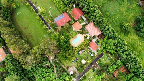 皮拉西卡巴Casa de Campo Magnifica的享有庭院的顶部景色,设有房屋和树木