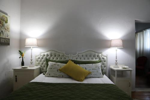 克拉多克Doornfontein Guest Farm的一间卧室配有一张带2个床头柜和2盏灯的床。