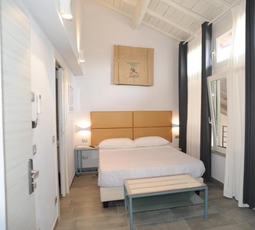 圣塞孔多-帕尔门塞TLcafè Hospitality (presso Torrefazione Lady Cafè srl)的一间小卧室,配有一张床和一张桌子