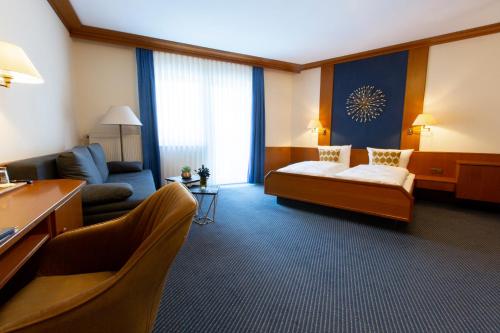 利希滕费尔斯Stadthotel Lichtenfels的酒店客房设有沙发和客厅。