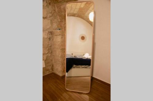 巴里Gesuiti 25的一张床铺角落的镜子