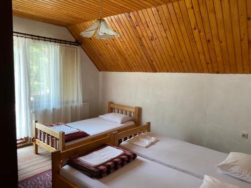 扎布利亚克伍科维奇公寓的配有木天花板的客房内的两张床