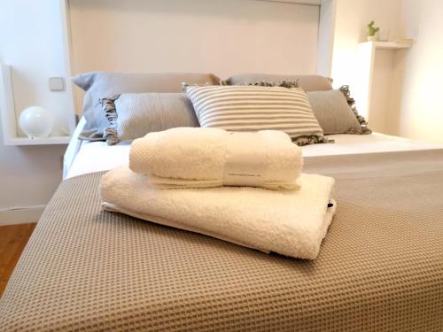 托莱多Apartamento Vicario Toledo的床上的一大堆毛巾