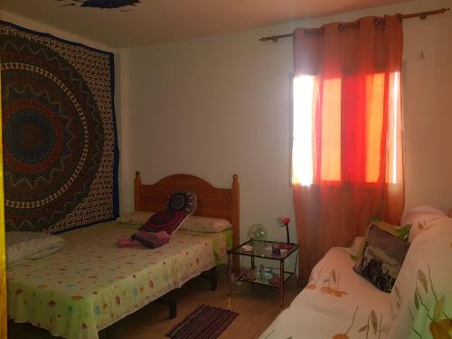 罗萨里奥港laurainu的小房间设有两张床和窗户