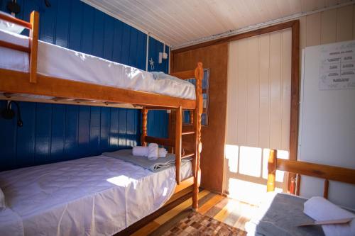 拉古纳Hostel Butiá的带窗户的客房内的两张双层床