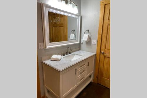 麦克亨利Slippery Slope Cabin at Deep Creek Lake / Wisp Mountain (3 BR)的一间带水槽和镜子的浴室