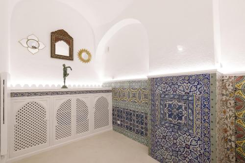 卡普里Qasar Luxury Suite - in Capri's Piazzetta的墙壁上铺有蓝色和白色瓷砖的房间