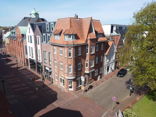 布克斯泰胡德Studiowohnung 6 in Buxtehude的享有城市街道上方建筑的景致