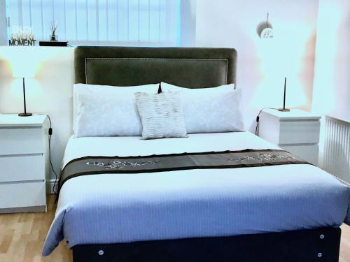 布里斯托Fox View Guesthouse的一间卧室配有一张带2个床头柜的大床