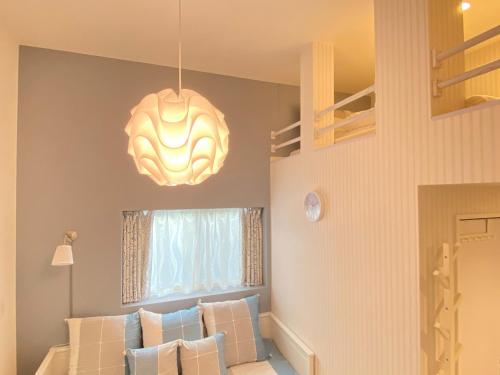 大阪K,K,House in Osaka - Vacation STAY 69342v的一间卧室配有一张床和一个吊灯