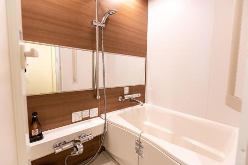 鸟羽鸟羽维斯特里安生活俱乐部酒店的浴室配有盥洗盆和浴缸。