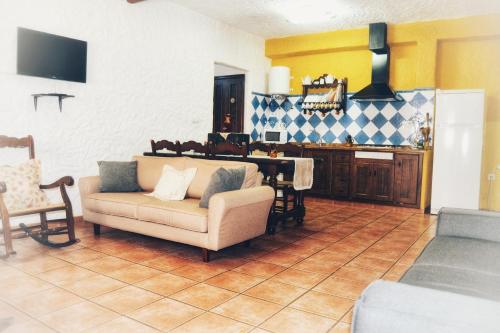 埃尔博斯克磨坊乡村民宿的客厅配有沙发和桌子