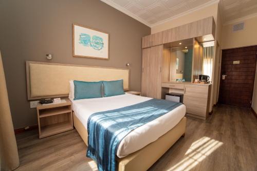 巴利托日盖尔巴里托酒店的酒店客房,配有床和镜子