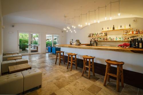 普拉Sant Efis Hotel的一间酒吧,里面设有凳子和柜台