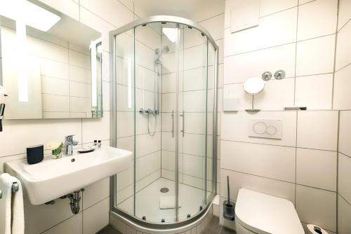 埃登科本德兹普里斯格特酒店的带淋浴、盥洗盆和卫生间的浴室