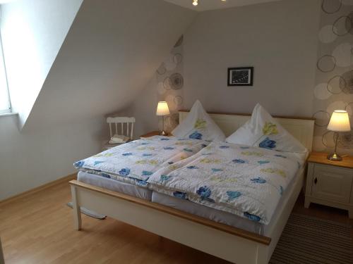 纽哈灵吉塞尔Ferienwohnungen Peters的一间卧室配有一张带蓝色和白色棉被的床