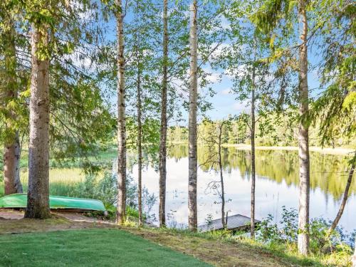 KortteinenHoliday Home Koskisaari by Interhome的透过树林欣赏湖泊美景