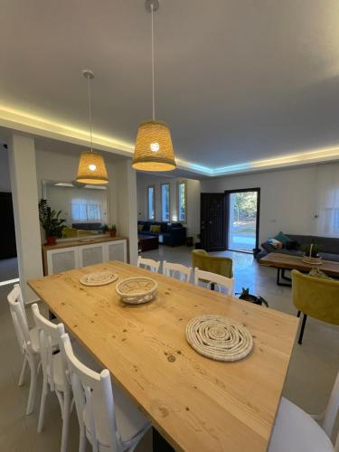 Aḑ ḐahrBeit Mema的用餐室以及带木桌和椅子的客厅。