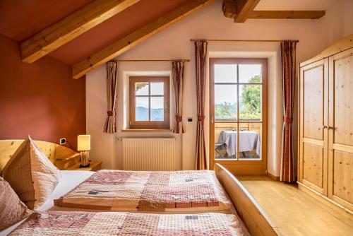 科利因普斯泰里亚Oberplunerhof - Fewo Bruneck的一间卧室设有一张床和一个窗口