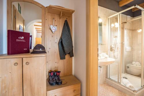 科利因普斯泰里亚Oberplunerhof - Fewo Bruneck的一间带水槽、卫生间和镜子的浴室