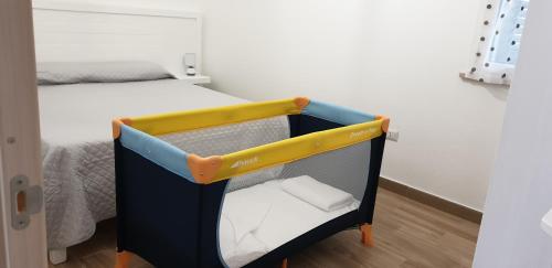 奥特朗托Molto Benissimo的一间小卧室,配有一张带双层床的床铺