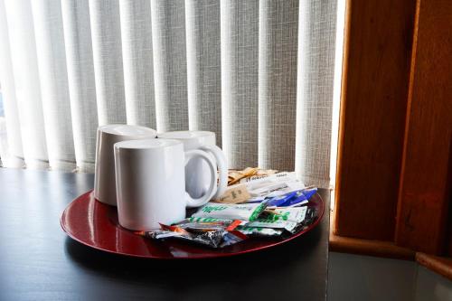 利物浦Old Swan Guest House的桌上装有两个咖啡杯的盘子