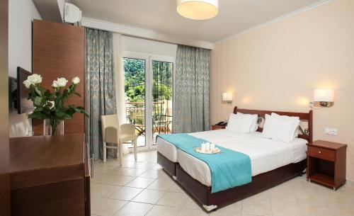 斯塔夫罗斯伊莱克特拉酒店的酒店客房设有一张床和一个阳台。